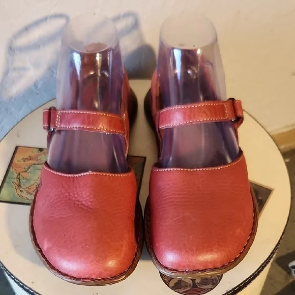 BORN Red Leather Mary Jane Strap Shoe 8 - Picture 5 of 10